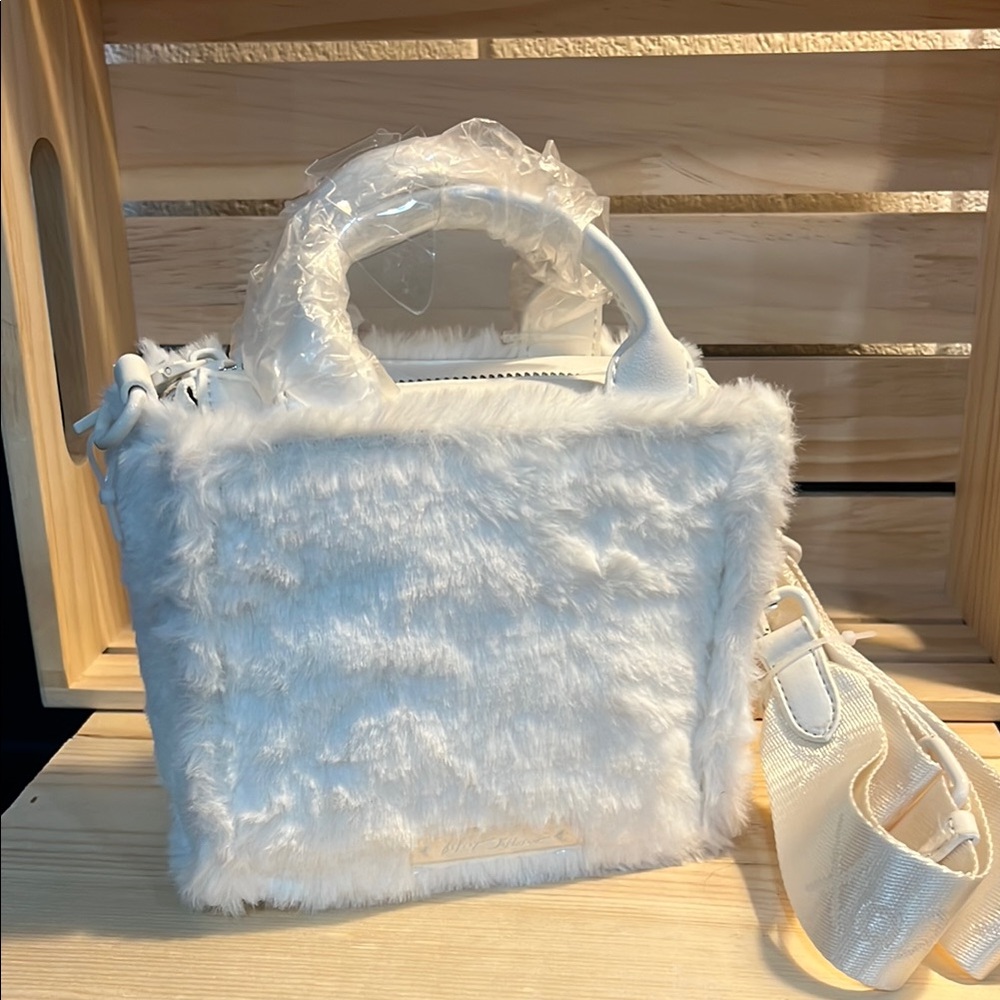 Apres Faux Fur White Handbag with crossbody strap - Picture 2 of 3